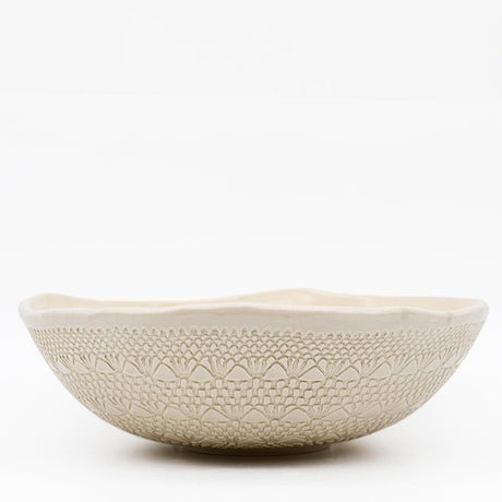 Grand saladier en céramique beige I Motifs dentelles portugaises Grand saladier "Carimbada" beige - 25 cm