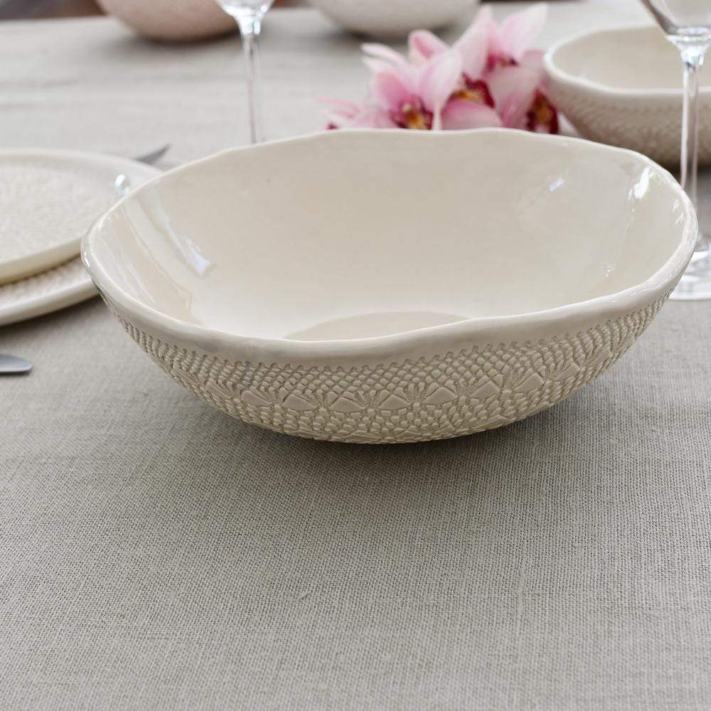 Grand saladier en céramique beige I Motifs dentelles portugaises Grand saladier "Carimbada" beige - 25 cm