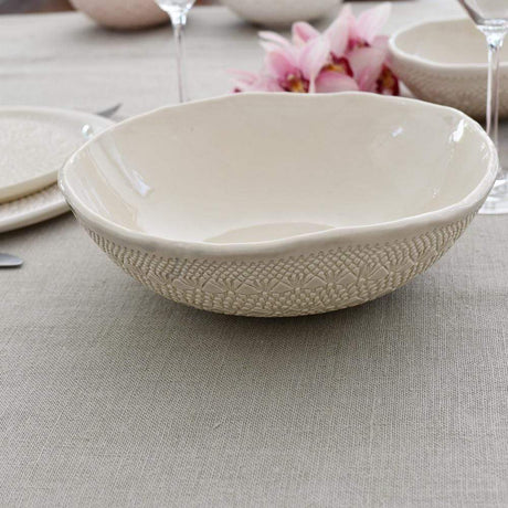 Grand saladier en céramique beige I Motifs dentelles portugaises Grand saladier "Carimbada" beige - 25 cm