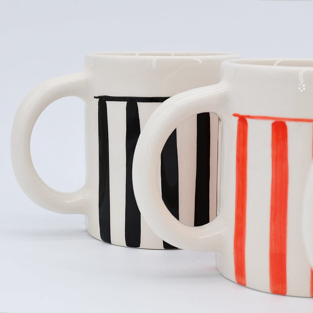 Mug rayé noir et blanc en céramique portugaise I Vente en ligne Mug rayé en céramique "Costa Nova Mar" - Noir