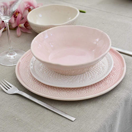Petit saladier en céramique rose I Motifs dentelles portugaises Saladier individuel "Carimbada" rose - 19 cm