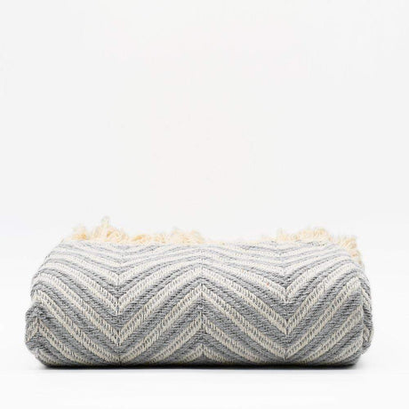 Plaid à franges en coton motifs chevrons gris clair Plaid "chevrons" à franges en coton 200X135 - Gris clair