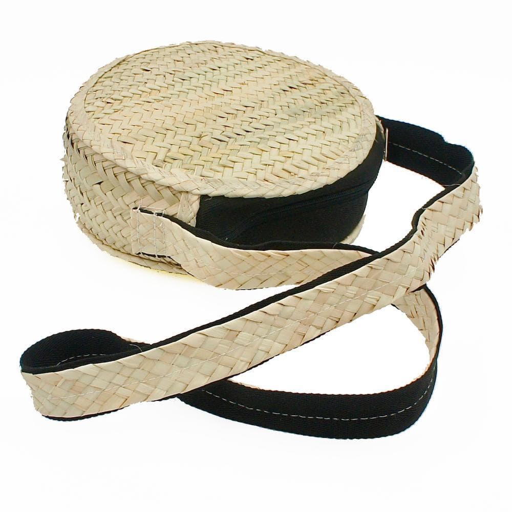 Round shoulder bag in woven straw